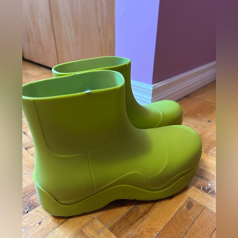 Noize funky and stylish lime green rubber boots size 8